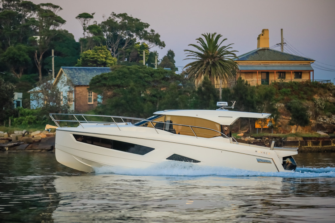 Skamander boat underway with owner support focus