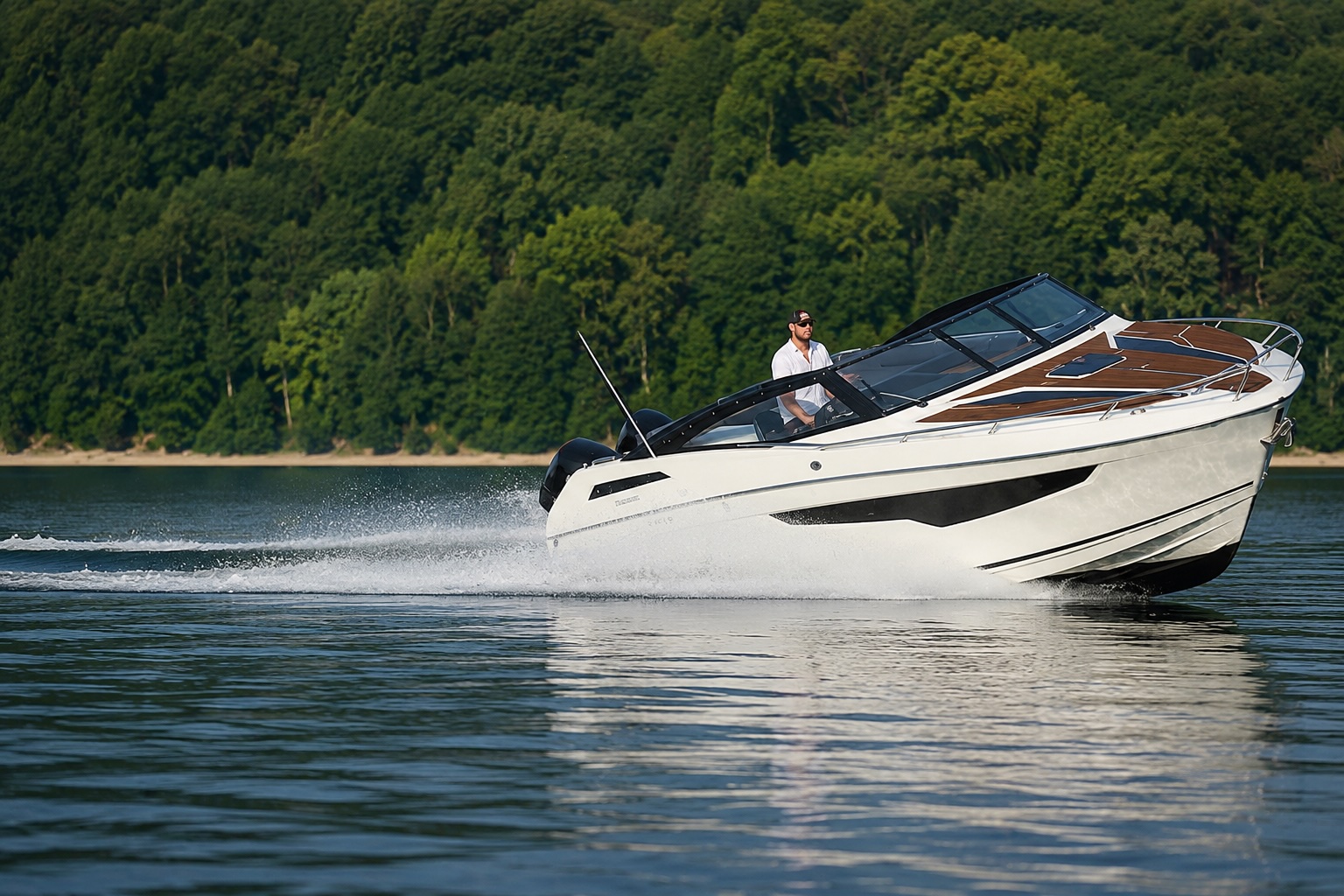 Skamander cruise boat running through mountain waters