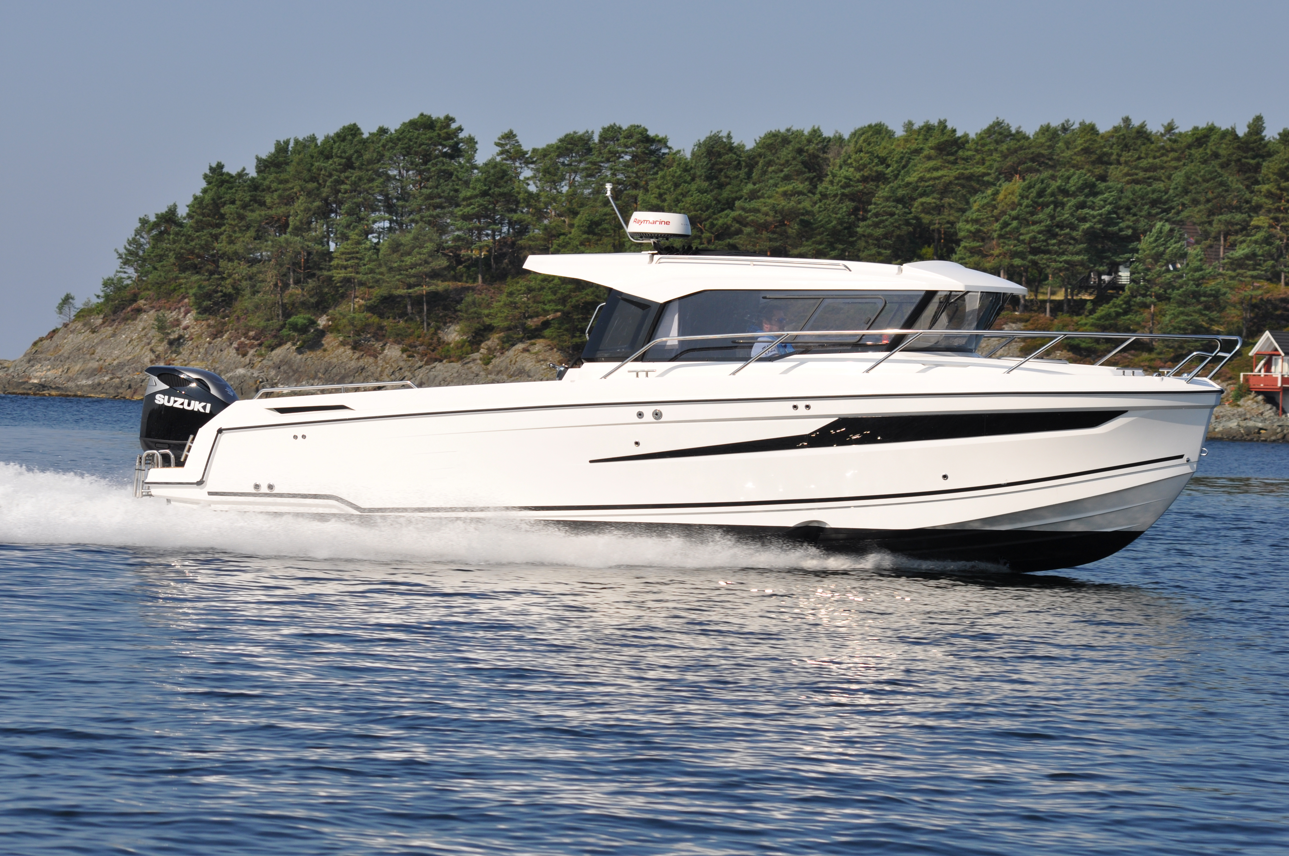 920 Explorer Max exterior profile