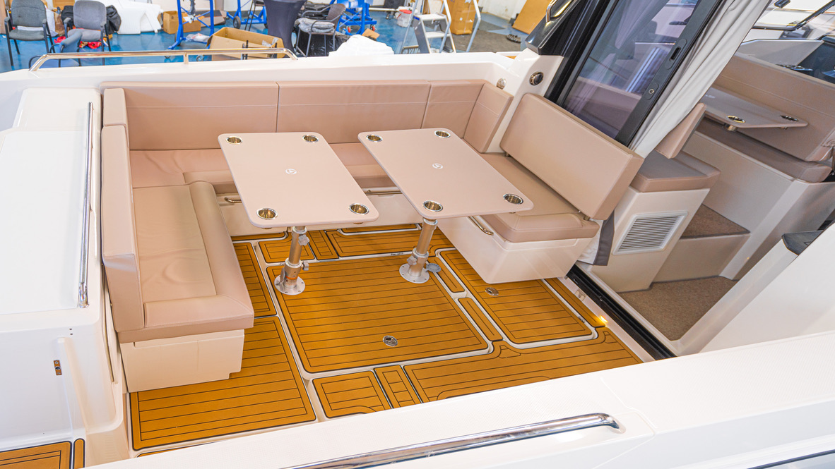 920 Explorer Max cabin